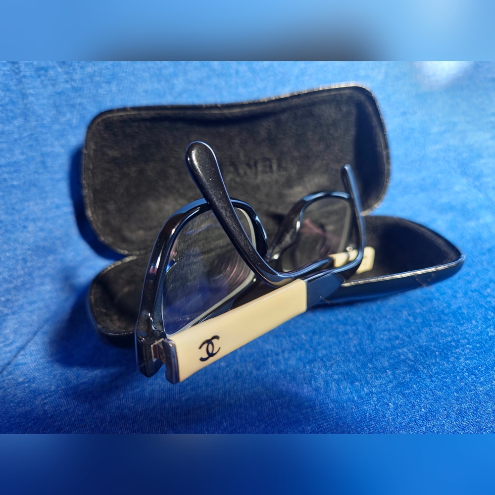 CHANEL glasses in black and cream W Quilted Lambskin Black Leather Case VINTAGE